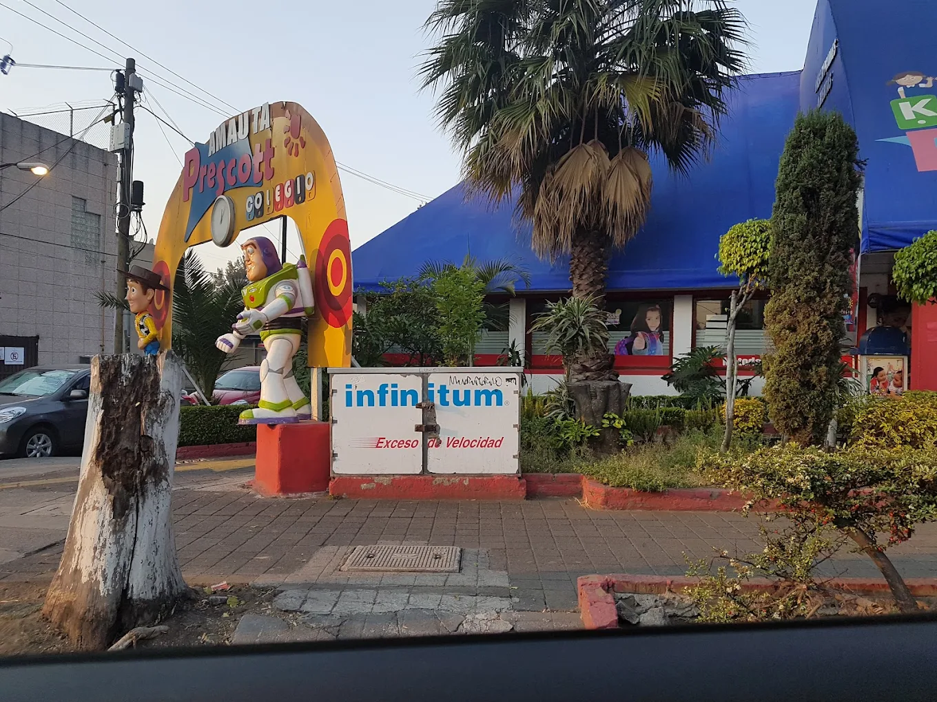 Niñas y niños aprendiendo en primaria